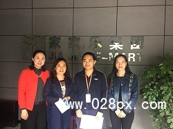 圖4 教師深入家家樂(lè)調(diào)研.JPG