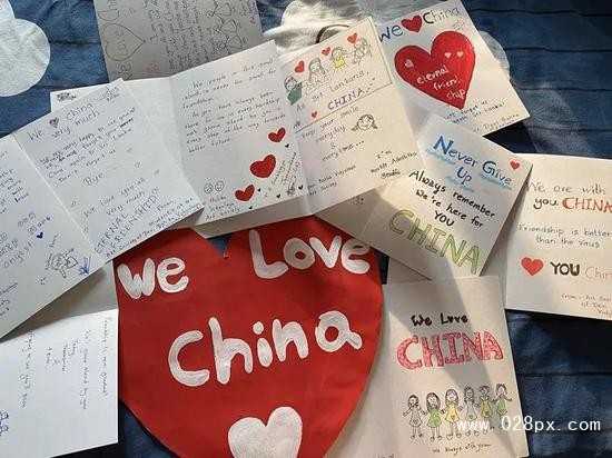 孩子們制作的愛心賀卡。新華社記者唐璐 攝