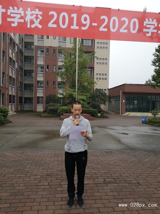學生代表黃欣如發(fā)言.jpg