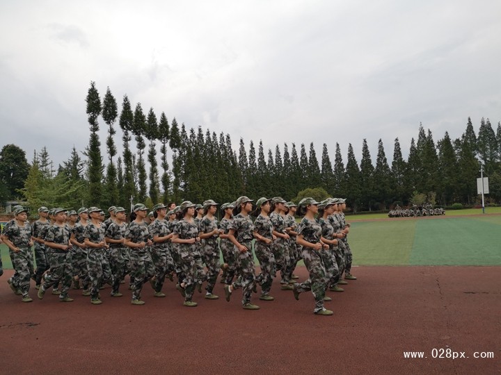 育才初一（1）班軍訓(xùn)會操風(fēng)采 (3).jpg