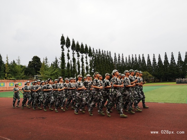 育才高一（4）班軍訓(xùn)會操風(fēng)采 (14).jpg