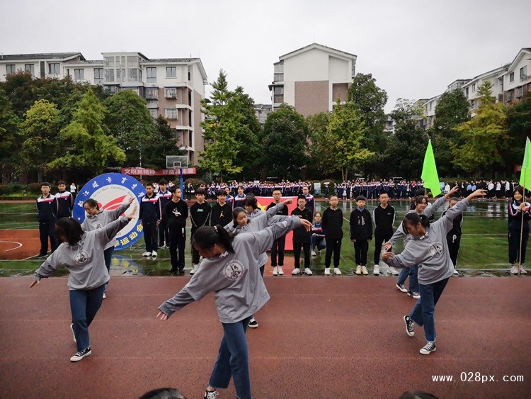 初二2班表演.jpg