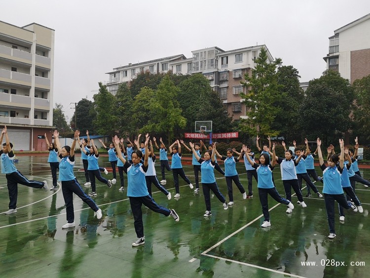 初二1在廣播操比賽.jpg