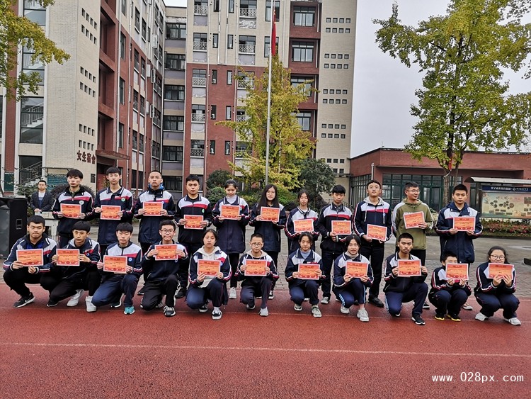 20191104國慶征文三等獎(jiǎng)同學(xué)接受頒獎(jiǎng).jpg