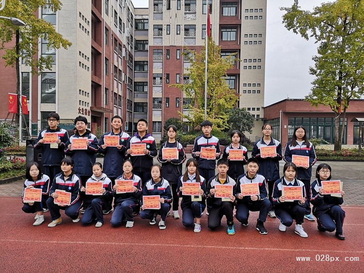 20191104國慶征文一等獎(jiǎng)同學(xué)接受頒獎(jiǎng).jpg