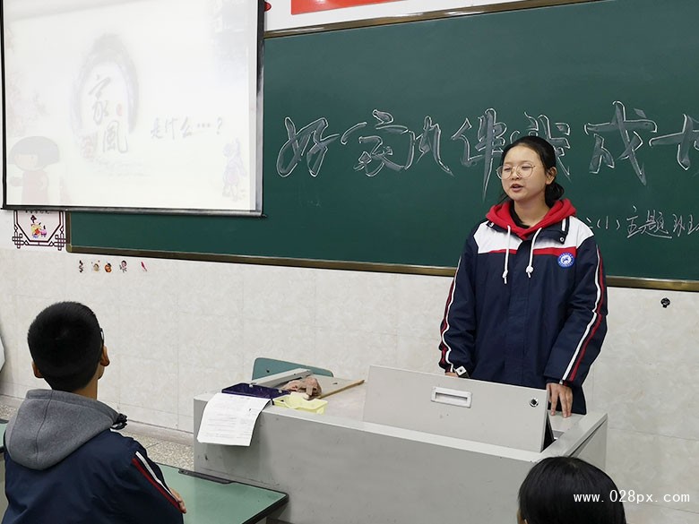 初三1班學生在討論家風.jpg