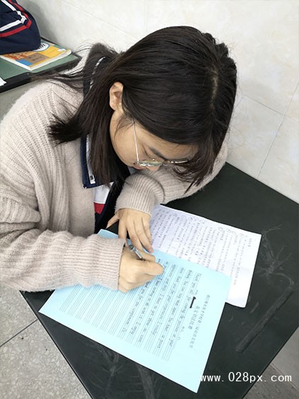 古詩詞背誦獲獎?wù)呓邮茴C獎.jpg