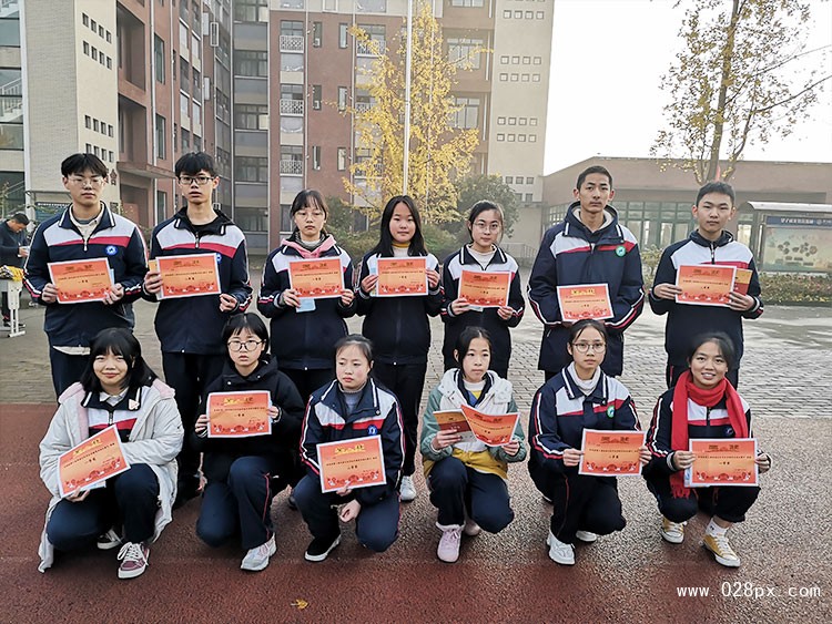 漢字硬筆書法比賽獲獎選手接受頒獎.jpg