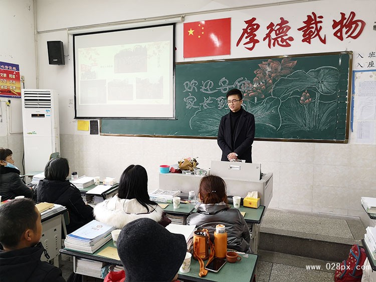 高一3班班主任孫壯在和家長交流.jpg