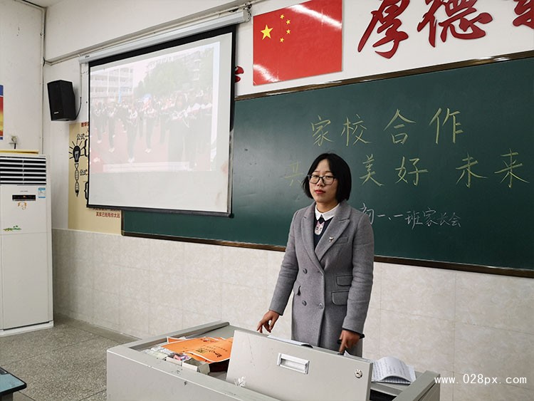 高二學生魯馨語在用雙語介紹人民英雄紀念碑.jpg