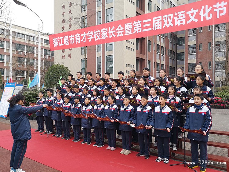 初一年級在表演經(jīng)典詠流傳《少年中國說》.jpg