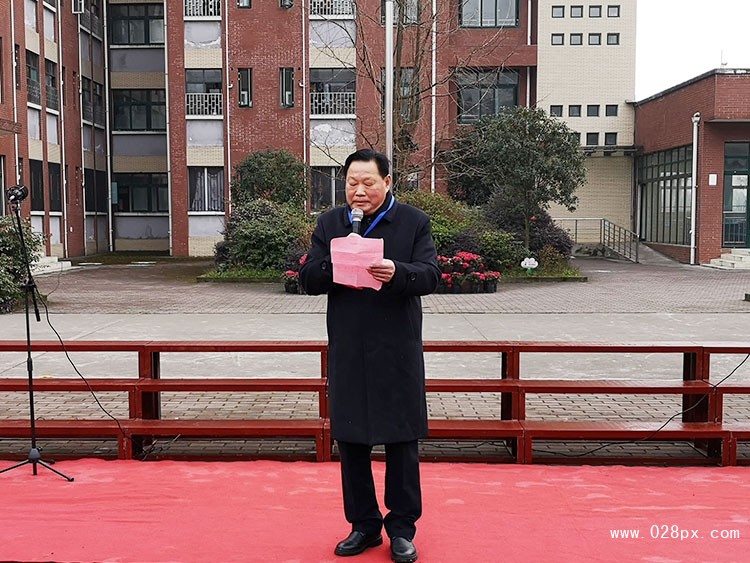 副校長丁建國宣讀雙語文化節(jié)表彰決定.jpg
