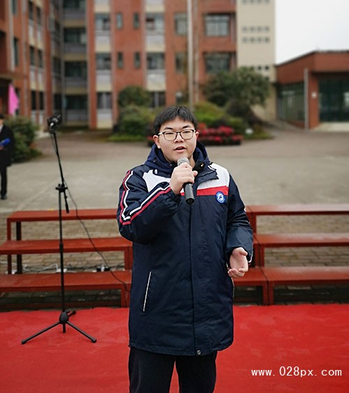 高二1班學生李宗冀在背誦李白的《蜀道難》.jpg
