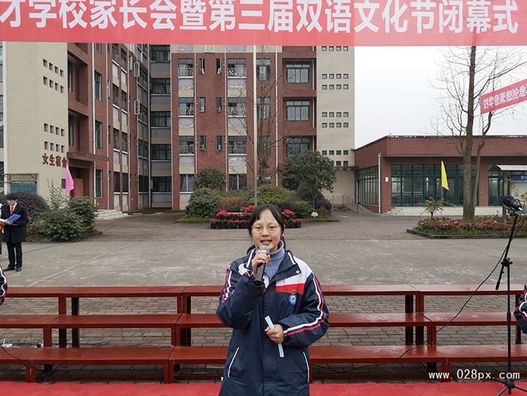 高一2班學生岳星宇在背誦蘇軾的《念奴嬌-赤壁懷古》.jpg