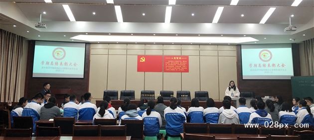 擠時(shí)間勤檢查任勞任怨 抓細(xì)節(jié)促風(fēng)氣奮力爭先——記2018級(jí)高中部學(xué)生自主管理工作總結(jié)表彰大會(huì)