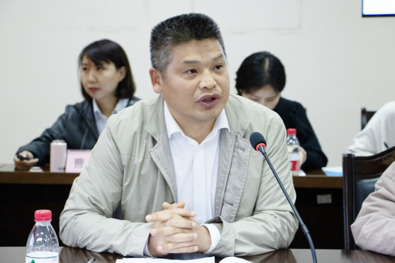 成都高職中專教育學(xué)會代表、成都工業(yè)職業(yè)技術(shù)學(xué)院科研處處長 袁繼敏