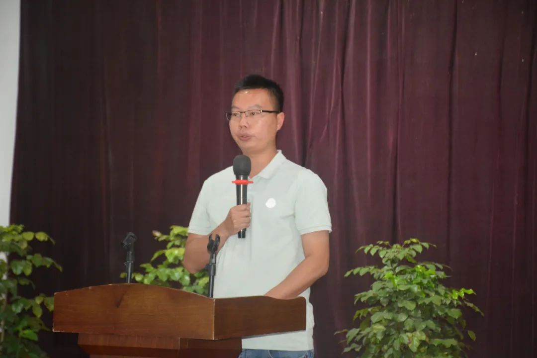 班主任代表趙強發(fā)言