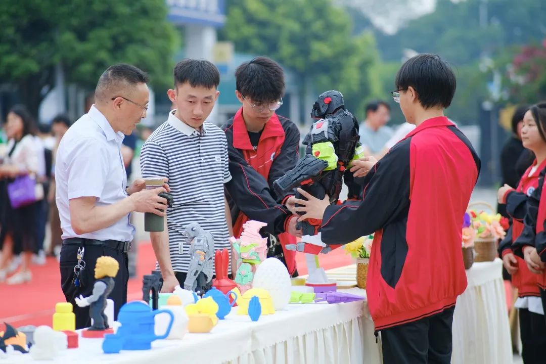 李問(wèn)軍校長(zhǎng)在我校展區(qū)前觀看
