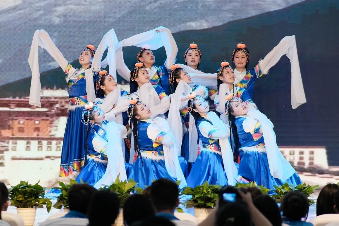 我校學(xué)生表演的民族舞《雪域飛舞》