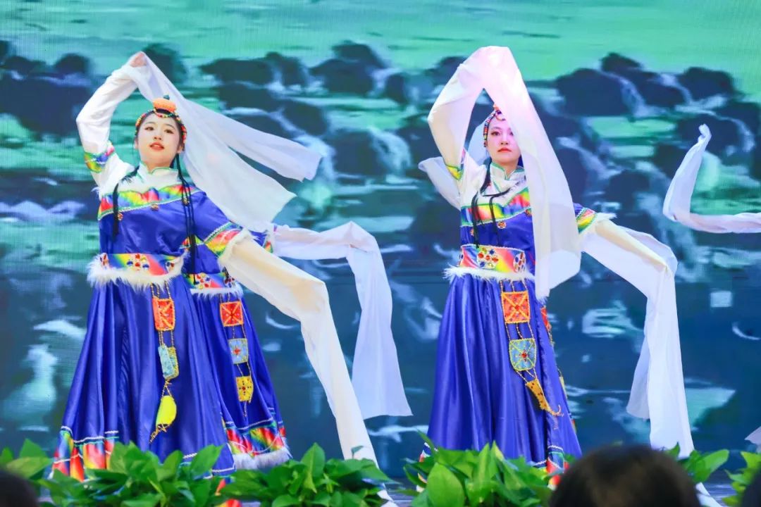我校學(xué)生表演的民族舞《雪域飛舞》