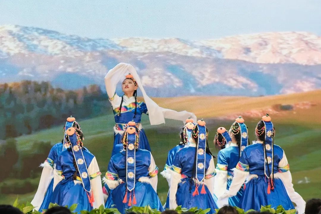 我校學(xué)生表演的民族舞《雪域飛舞》