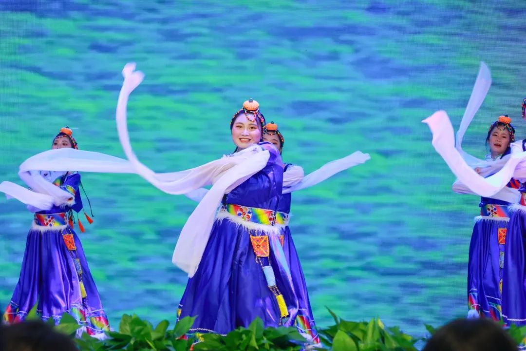 我校學(xué)生表演的民族舞《雪域飛舞》