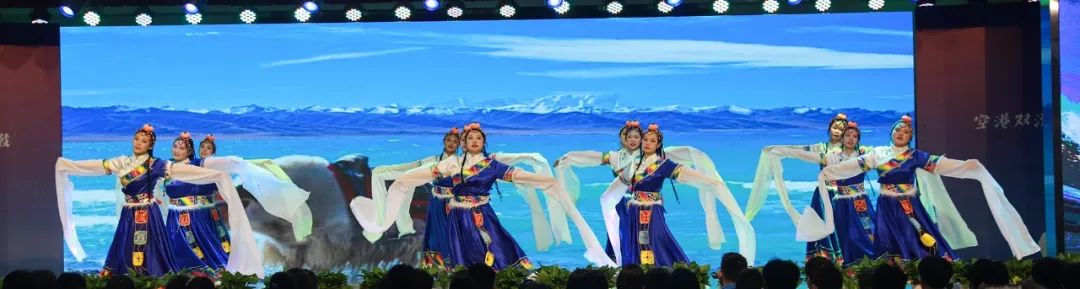 我校學(xué)生表演的民族舞《雪域飛舞》